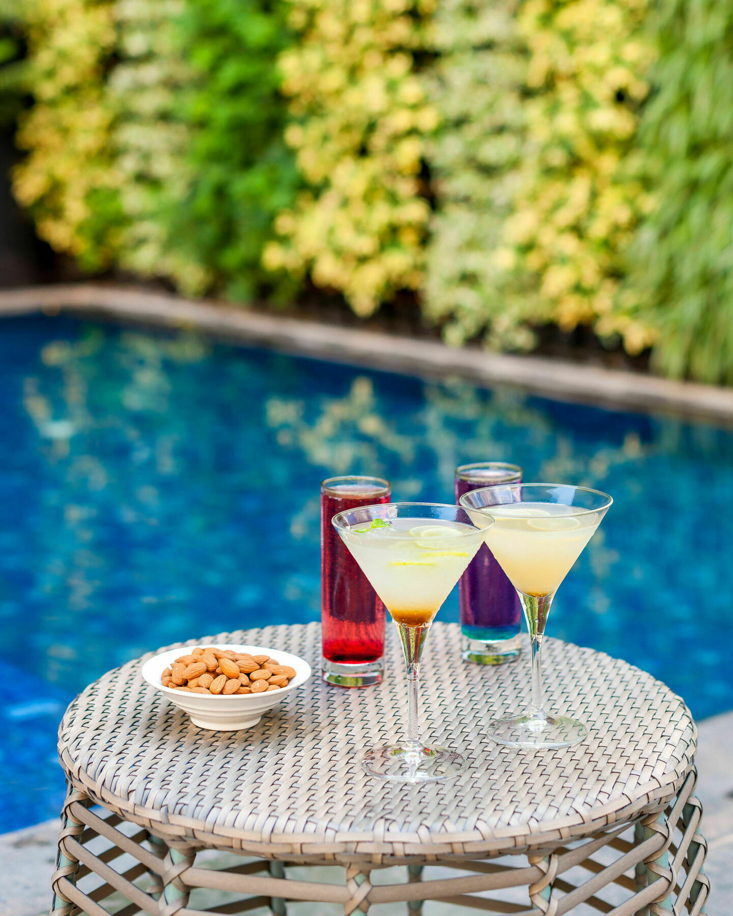 Hyatt Centric Candolim Goa Exterior foto Cocktails at the pool