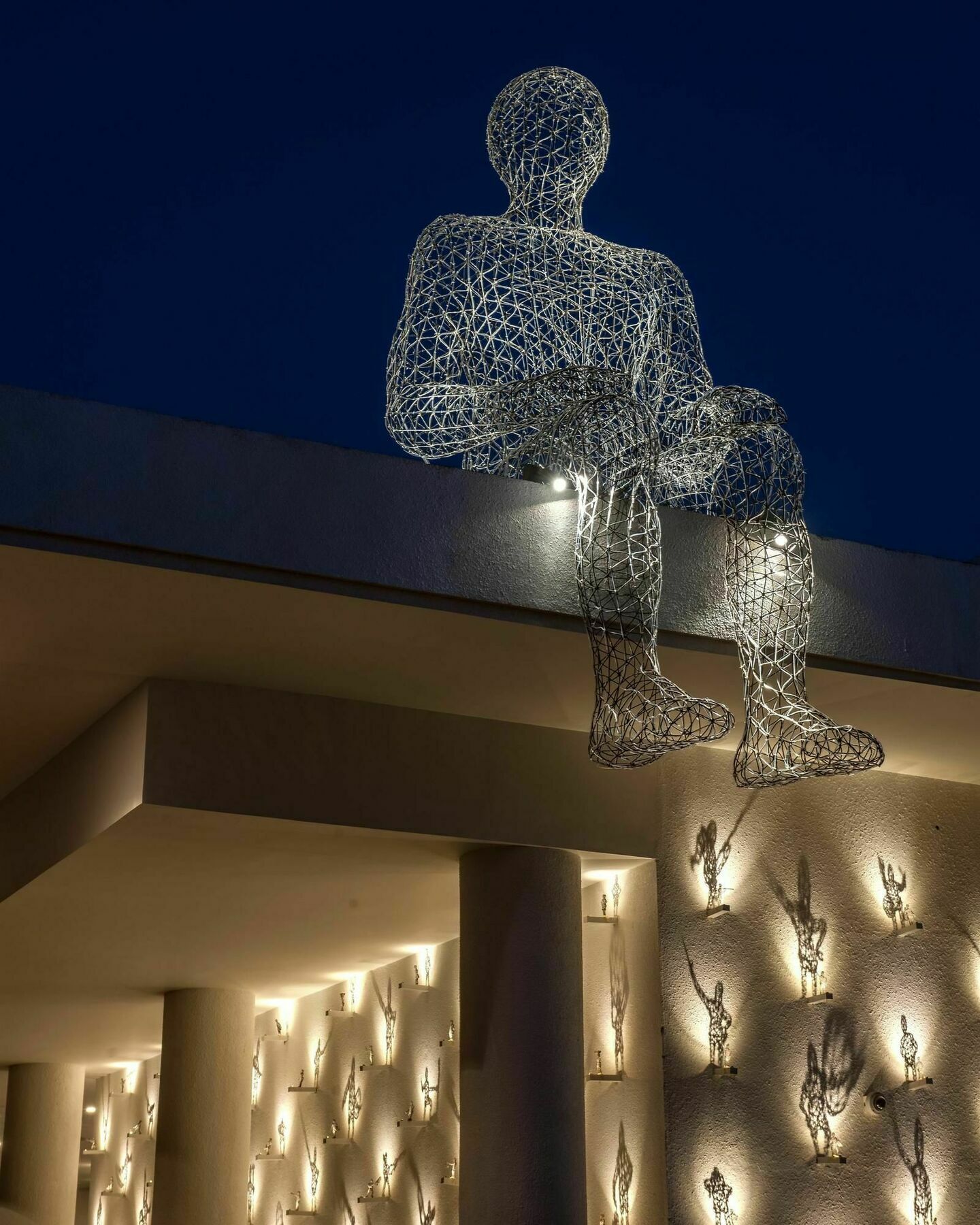 Hyatt Centric Candolim Goa Exterior foto The sculpture at night